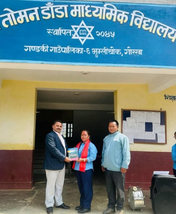 ४० वर्षीया तिलमाया थापा मगरलाई विद्यालयमा स्वागत गर्दै गाउँपालिका अध्यक्ष तिमिल्सिना ।